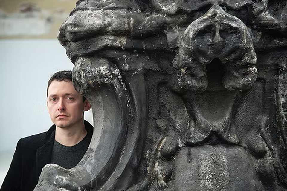 Nicola Samorì (1977) es la mente más visceral, perturbadora e impactante de la figuración italiana actual. Licenciado en la Academia de Bellas Artes de Bolonia