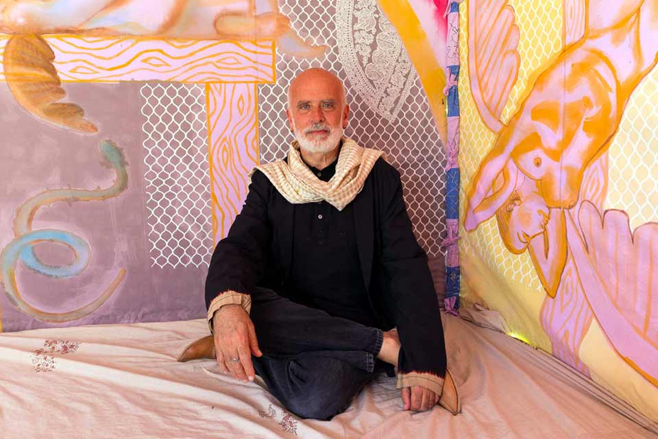 Retrato de Francesco Clemente con sus pinturas