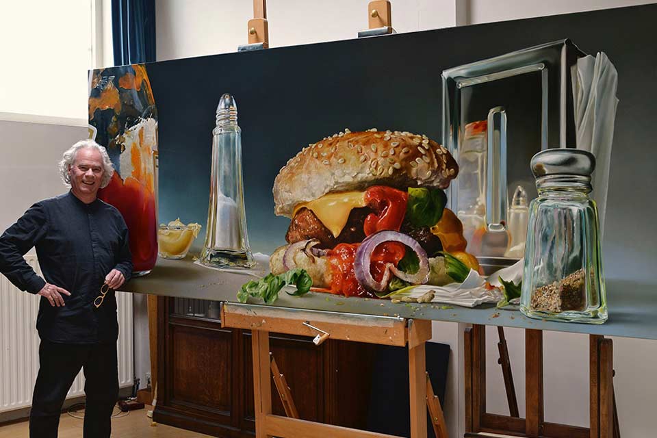 Tjalf Sparnaays pintor hiperrealista en su estudio.