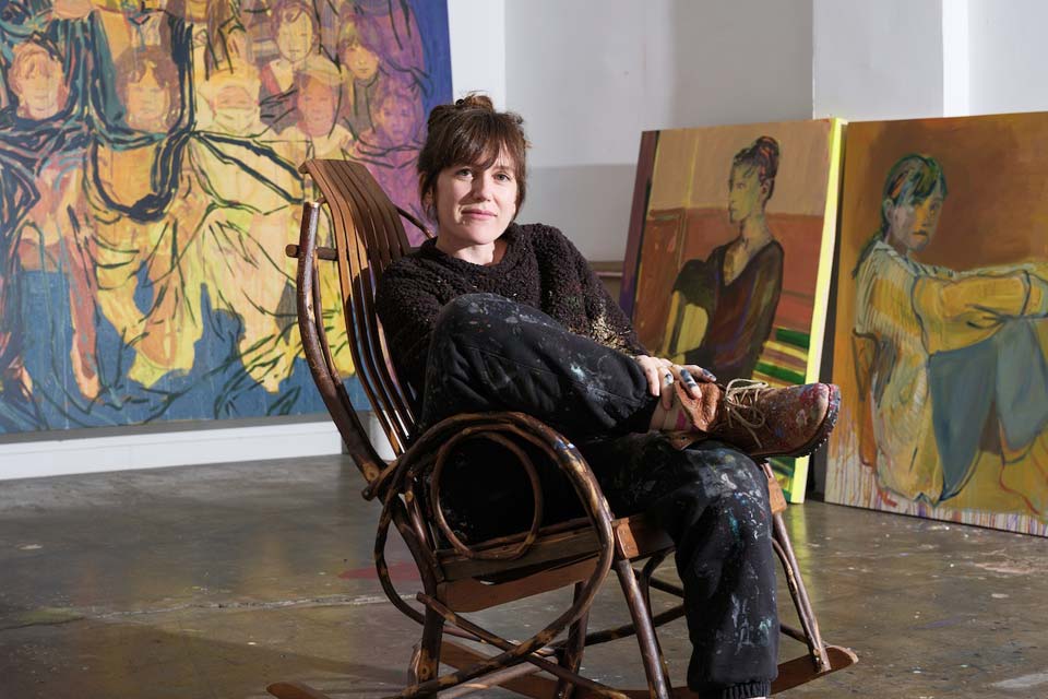 La pintora Claire Tabouret (1981), en una mecedora en su estudio.