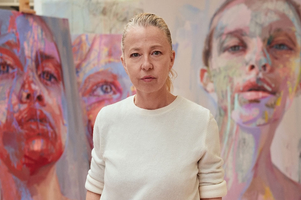Jenny Saville (1970) es una de las figuras más transgresoras, cotizadas y poderosas del arte contemporáneo global. Surgida en la década de los 90 bajo el amparo de los Young British Artists (YBA), Saville redefinió por completo el género del desnudo femenino y la pintura de figura humana.